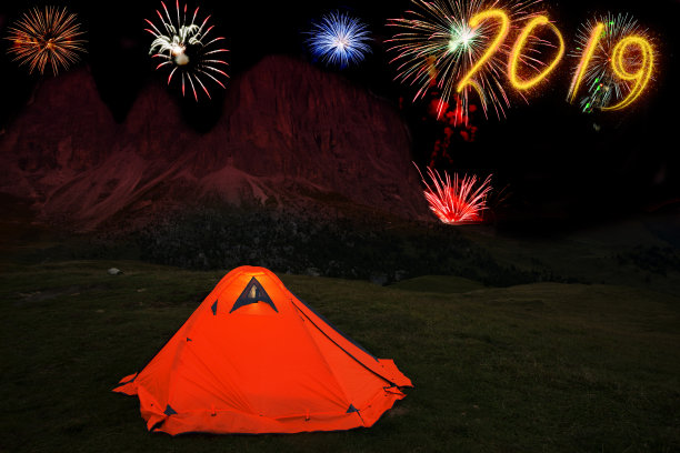 2019年新年焰火在白云石阿尔卑斯山上空庆祝图片下载