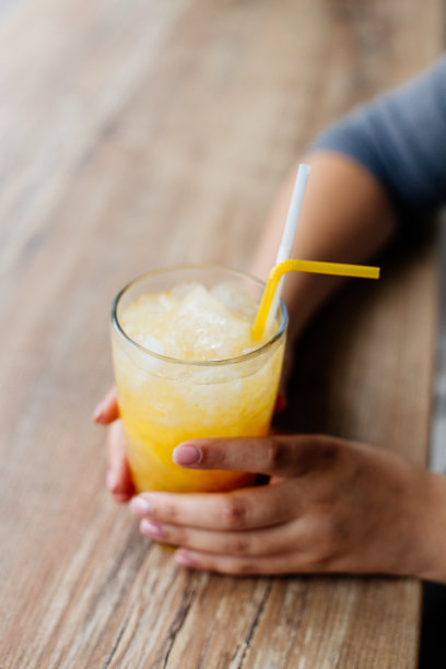 桌上放着冷柠檬水。图片下载