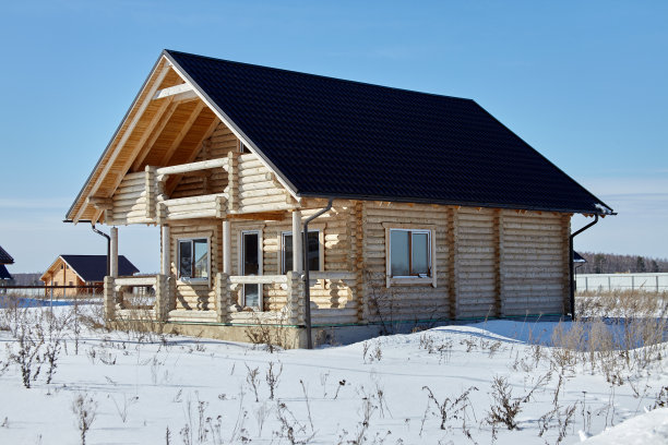 冬天的木屋，尚未完工，阳光明媚图片下载