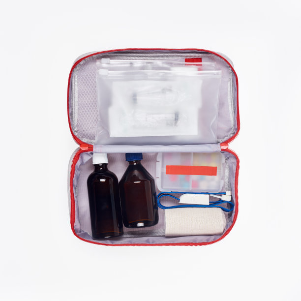 俯视图的汽车急救箱与不同的药物隔离白色图片下载