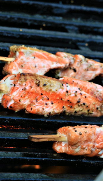 烧烤上的鲑鱼图片下载
