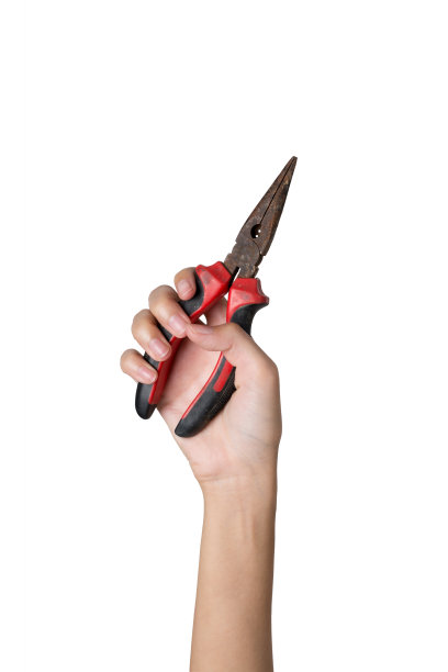 女人手里拿着生锈的老虎钳，孤立在白色的背景上。图片下载