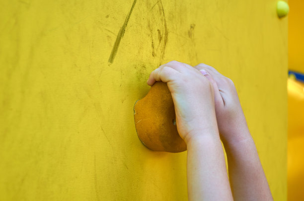 儿童游乐场在公园，儿童的娱乐和娱乐，登山训练，与儿童的手图片下载