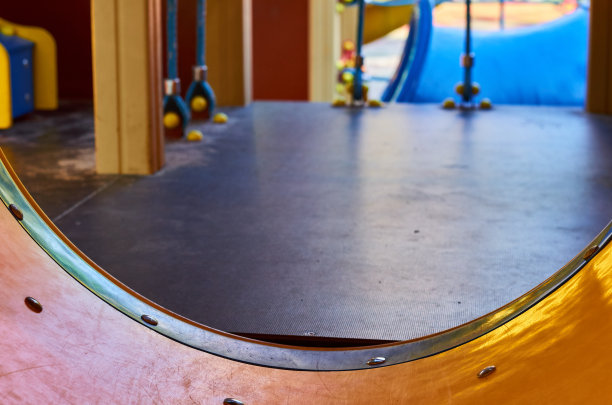 儿童游乐场在一个公共公园，儿童的娱乐和娱乐，内观图片下载