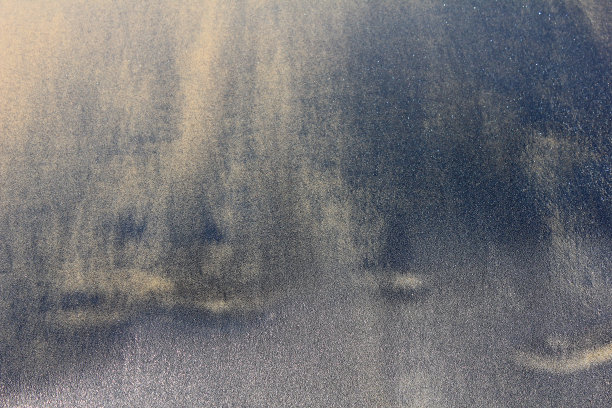 海滩上的深色沙子图片下载