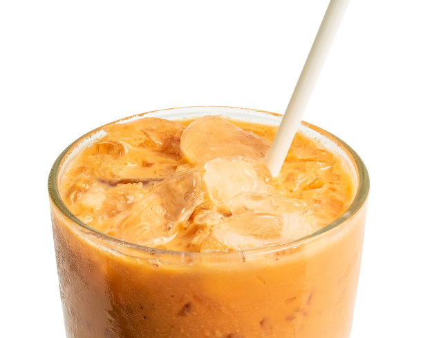 奶茶玻璃与冰隔离在白色背景的特写。杯子里的甜饮料。(剪切路径)图片下载