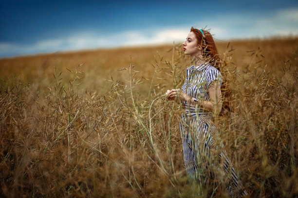 环顾四周，大自然中美丽的女人图片下载