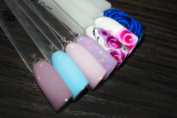 指甲颜色设计样品。在深色木制背景上手工制作的美甲样品。美容院设计模板。有选择性的重点。近距离图片下载