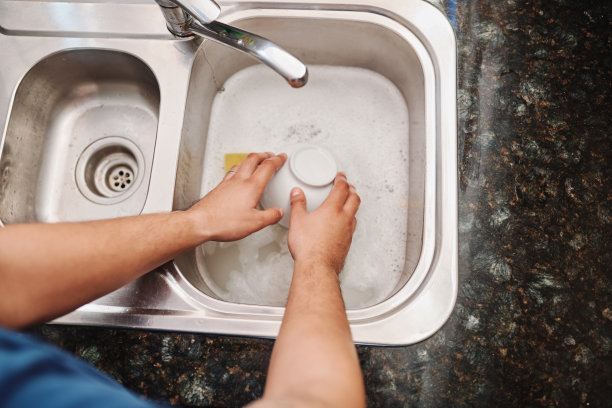 厨房里的盘子别堆在一起!图片下载