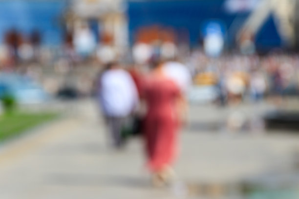 人们在城市街道上行走的模糊散焦抽象背景。认不出来脸图片下载