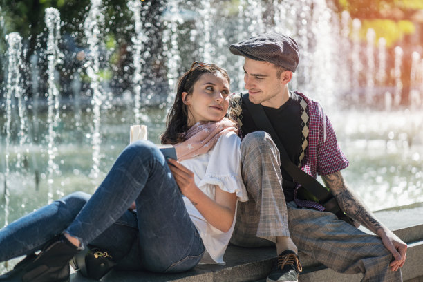 一对快乐的夫妇在城市里放松图片下载