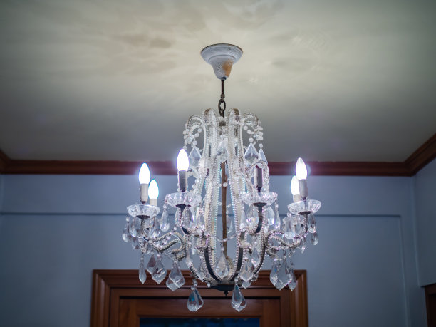 天花板上的吊灯图片下载