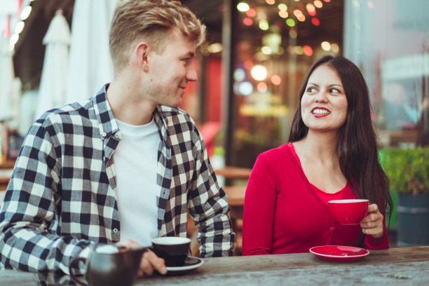 一对夫妇坐在咖啡馆里喝咖啡。图片下载