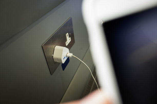 旅行时给手机充电图片下载