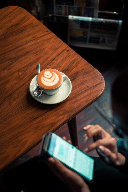 拿铁咖啡和女人的手图片下载