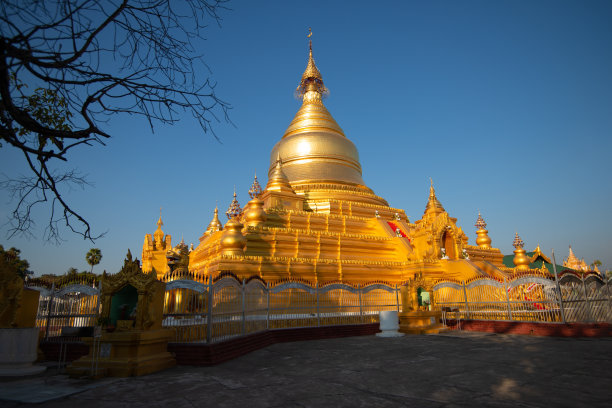 缅甸曼德勒库托多塔的金塔图片下载