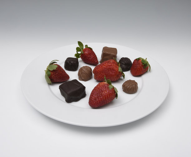 黑巧克力和牛奶巧克力和草莓图片下载