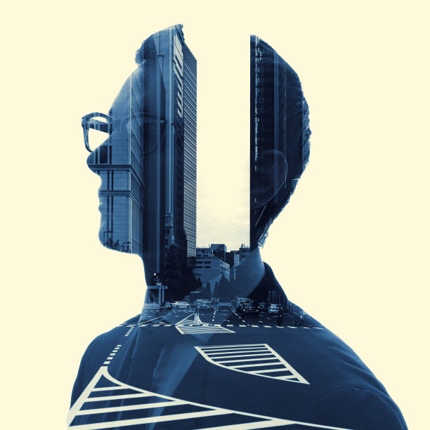 一个商人和城市街道的双重曝光。图片下载