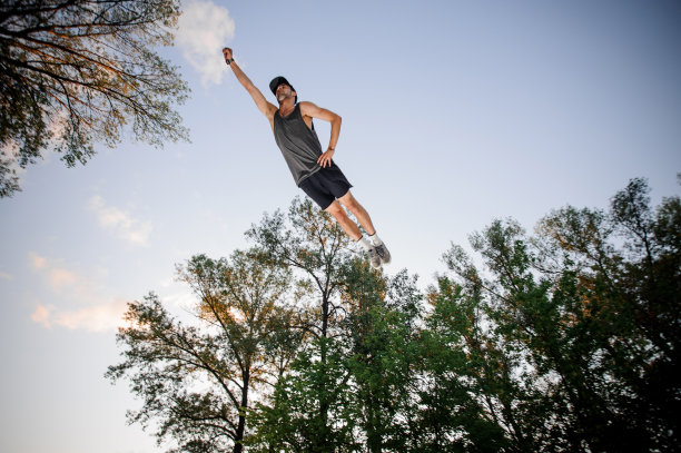 一个年轻人在外面蹦床上飞图片下载