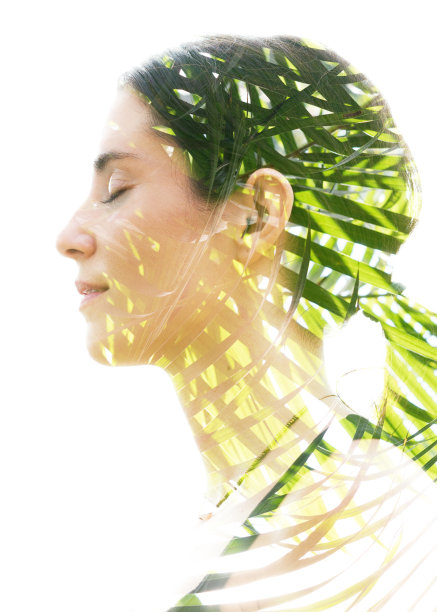 双重曝光，一个年轻的自然美与明亮的热带树叶图片下载