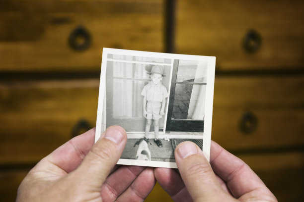 拿着怀旧的老照片。图片下载