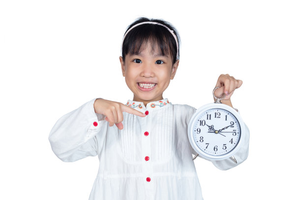 亚洲华人小女孩拿着闹钟图片下载