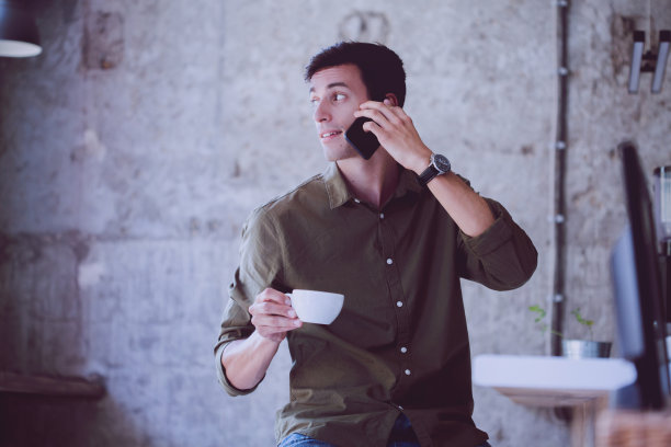 年轻人在咖啡馆喝咖啡图片下载