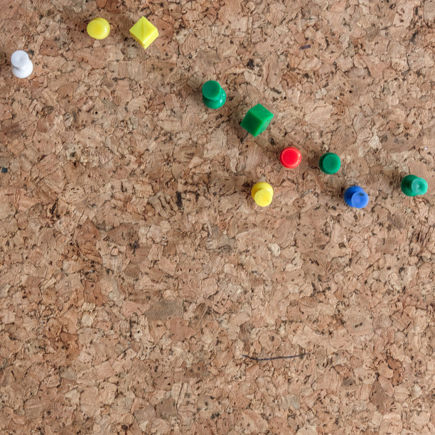 近的棕色软木板与一组彩色的针。图片下载