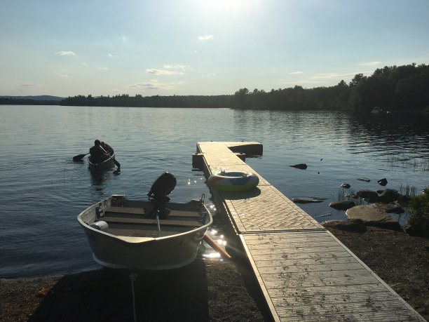 船停泊在湖边的海滩上图片下载