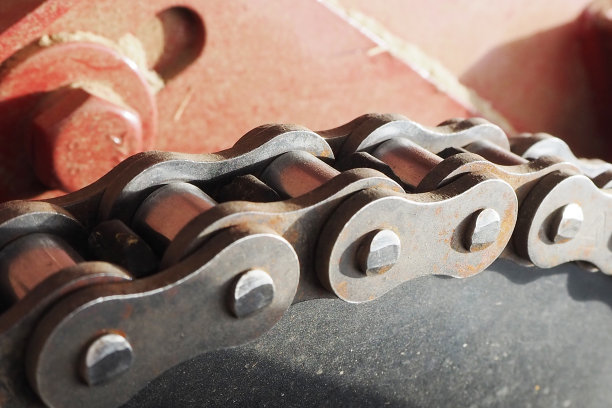 链传动。驱动滚子链条在驱动链轮上运转图片下载