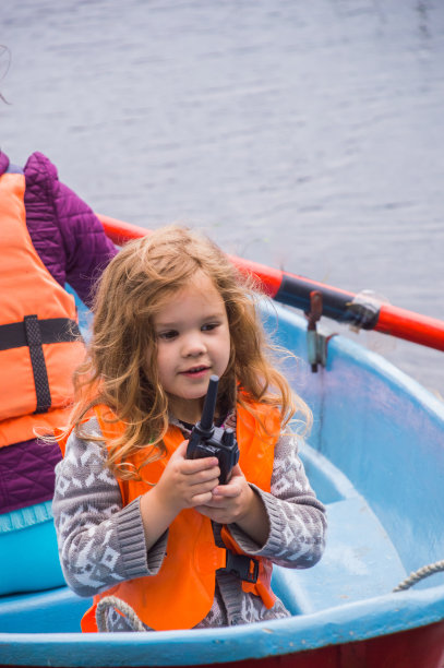 女孩，孩子在森林里旅游水上徒步图片下载