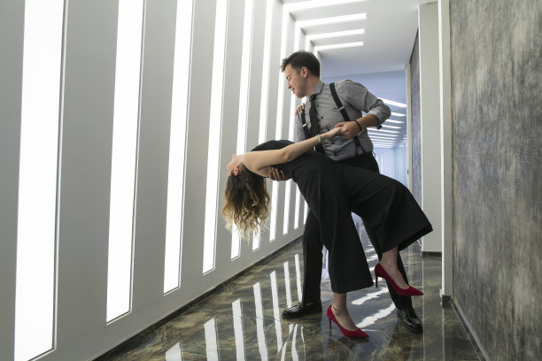 成功的商业情侣舞图片下载