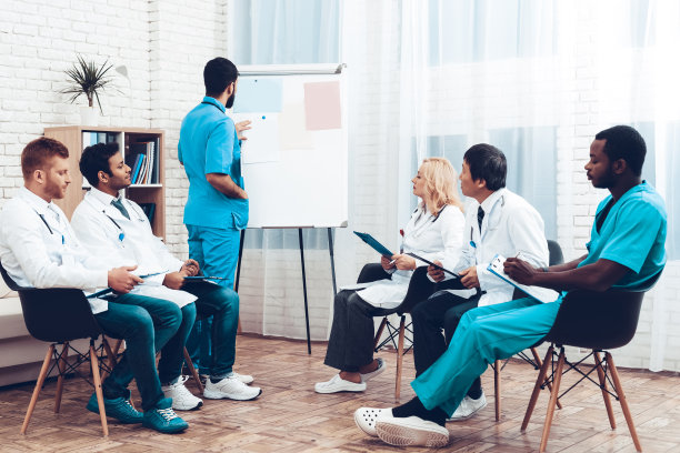 多国医生小组诊断会议。图片下载