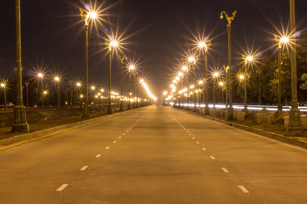 透视管内电灯，夜景背景图片下载