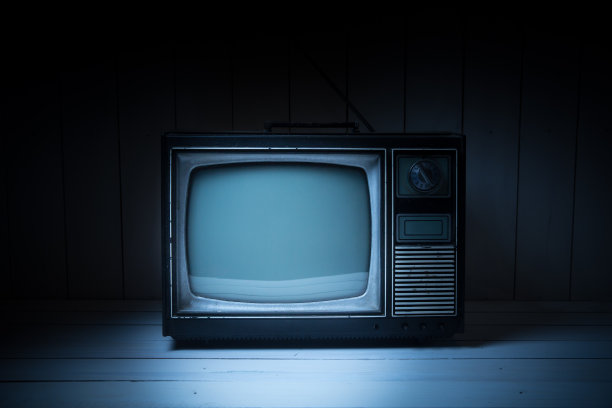老式电视与静态的白色木制背景图片下载