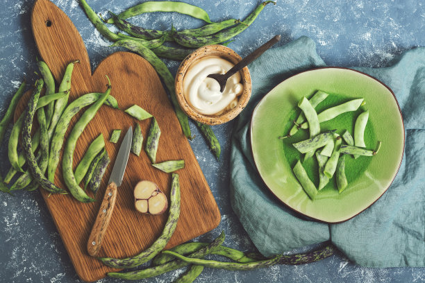 绿豆。烹饪材料四季豆，大蒜，酸奶油。健美的照片。平躺，俯视图。图片下载