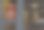 钢铁围栏旁的零售和公共停车场标志图片下载