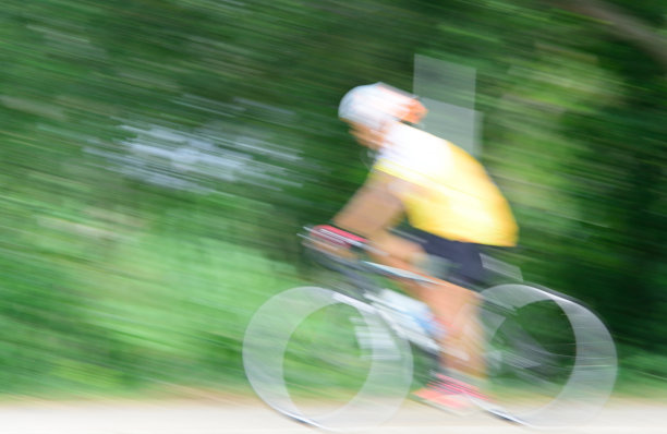 在自然公园里骑车图片下载