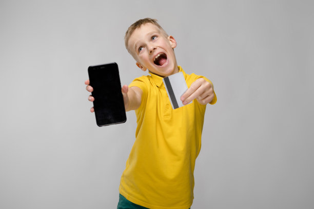 有电话的可爱男孩图片下载