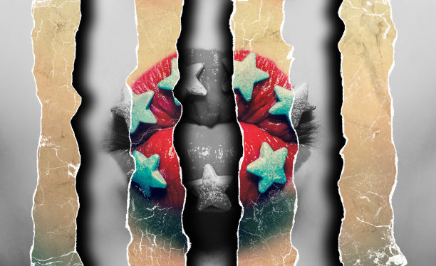 女性的嘴唇用红色的口红和糖果的形式在嘴唇上的明星特写。亲吻镜头。彩色照片与旧纸张的效果在同一黑白照片的背景。图片下载