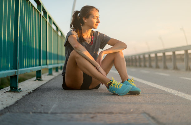 享受辛苦锻炼后的一天图片下载