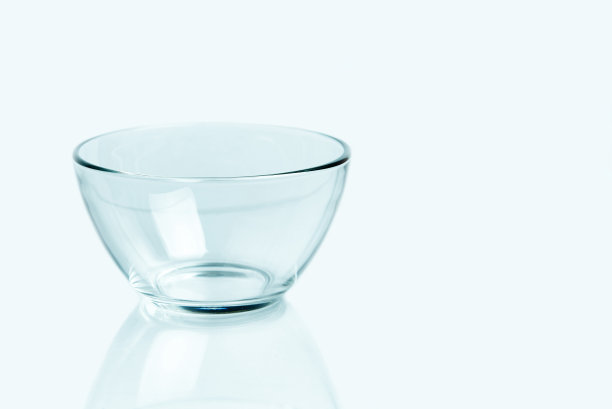 空玻璃碗在一个明亮的背景。图片下载