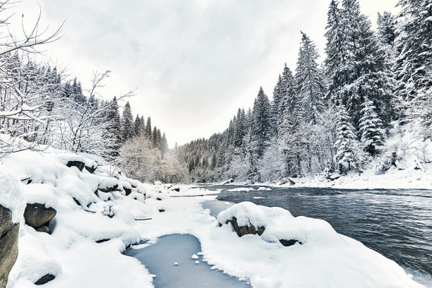 冬季徒步旅行时峡谷中的一条美丽的冬季河流。图片下载