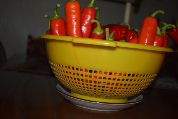 新鲜洗过的辣椒图片下载