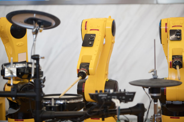 演奏乐器的人工智能设备图片下载