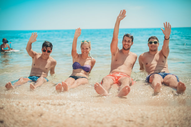 海滩上的朋友图片下载