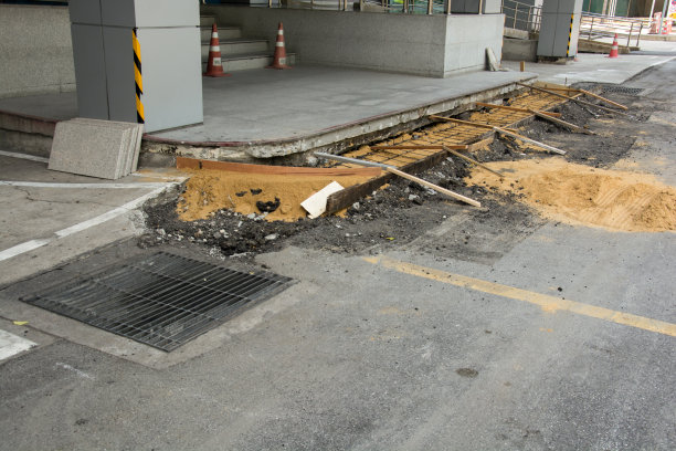 混凝土楼梯损坏待修复后用锥形封闭。图片下载