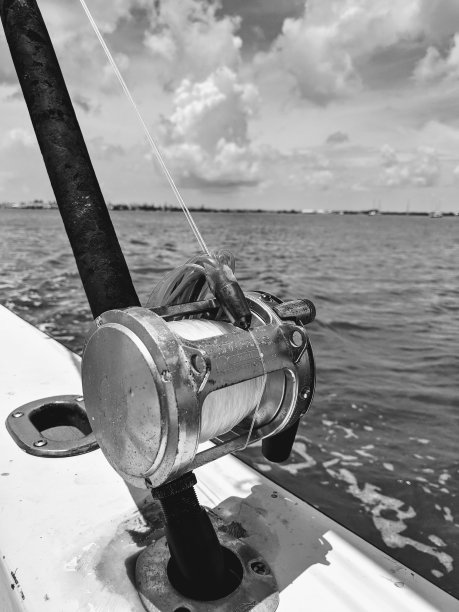 钓鱼竿和鱼线靠得很近图片下载