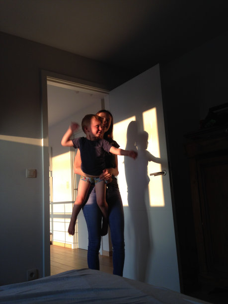 妹妹和她的弟弟图片下载