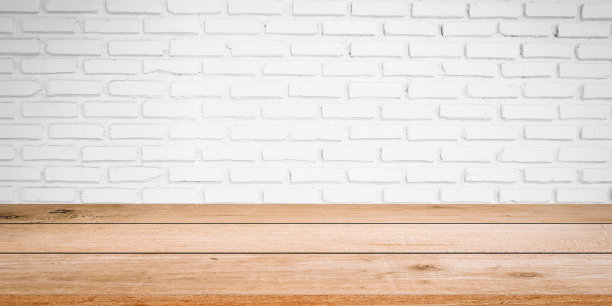 复古白色的砖纹理背景与现代奶油木面板的桌面地板透视展示广告，推广产品或项目概念。图片下载